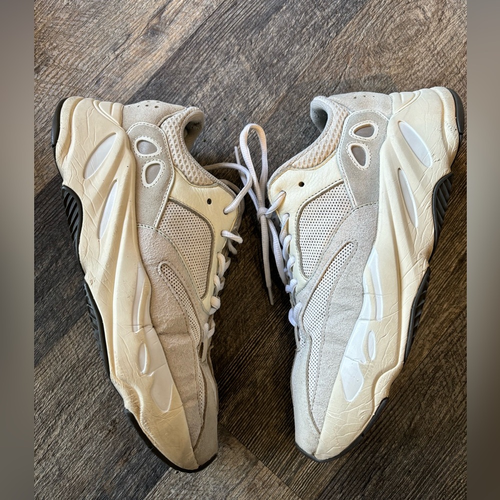 Yeezy boost 700 V2